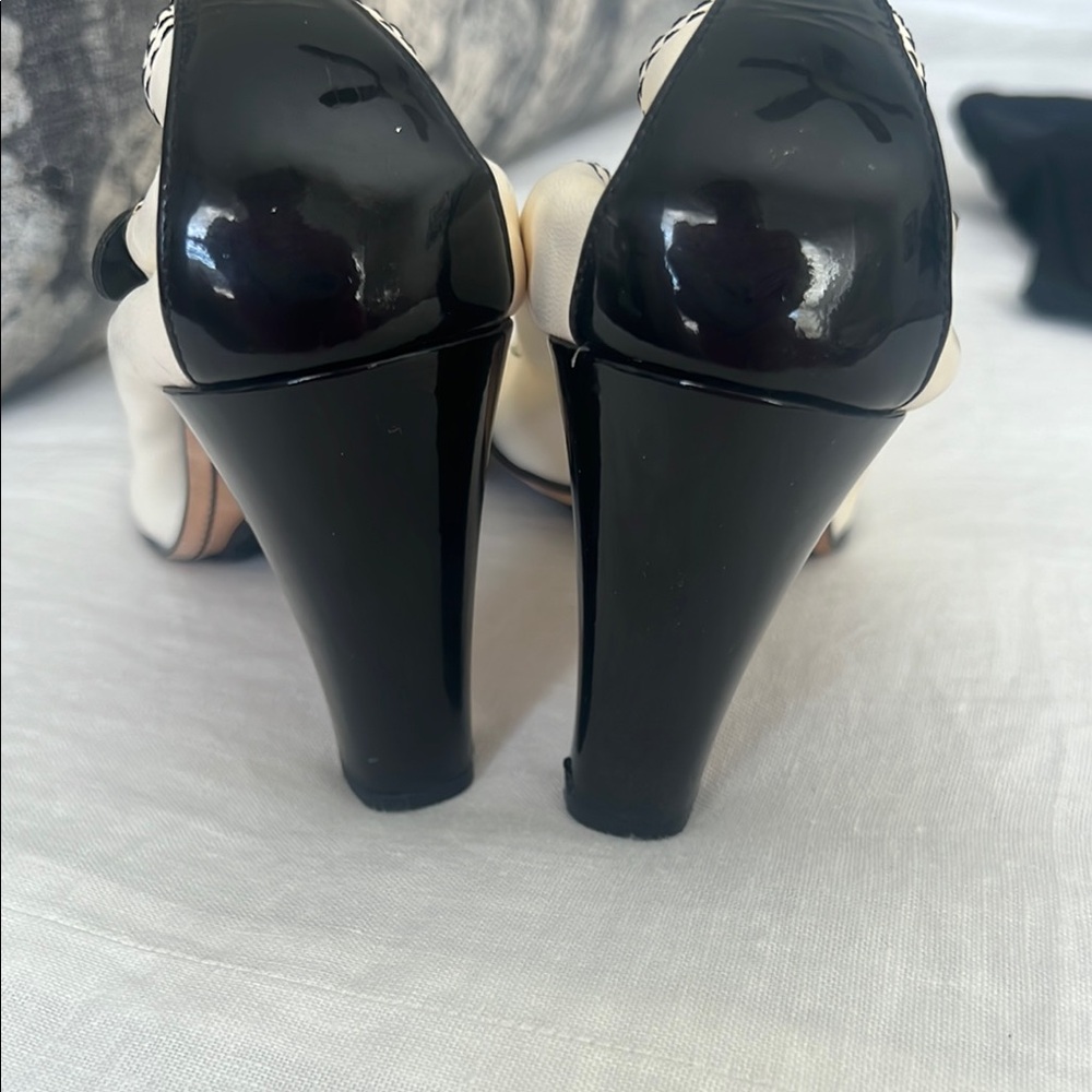 Chanel Black and White Women's Shoes - Picture 5 of 8